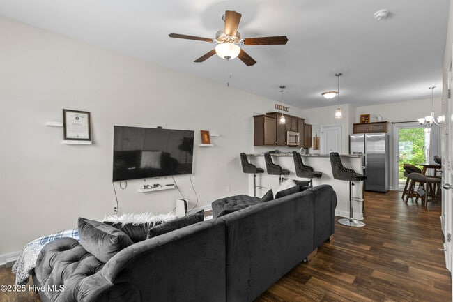 Building Photo - 105 Jaydn Dr W