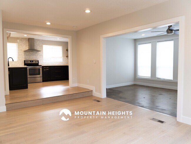 Building Photo - 8589 Kings Hill Dr