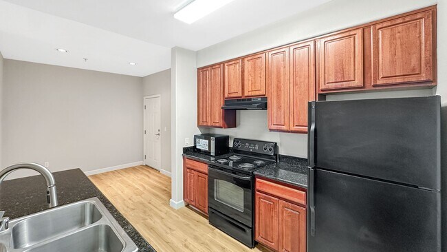 Building Photo - Major renovations and very well kept 3-Bedroom Apartment!