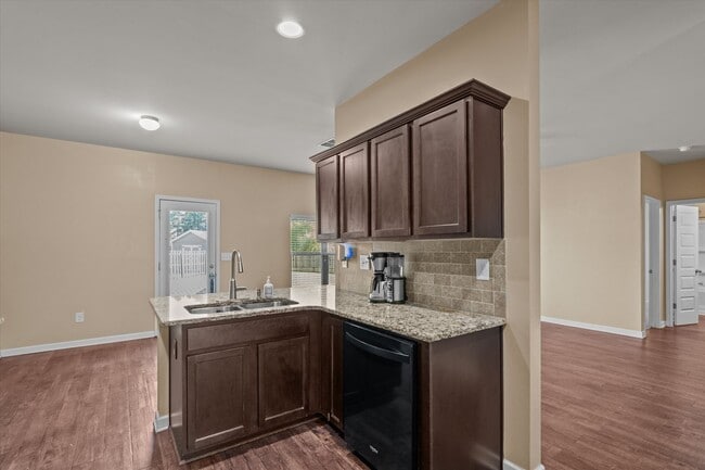 Building Photo - Great 5 Bedroom Home in Evans