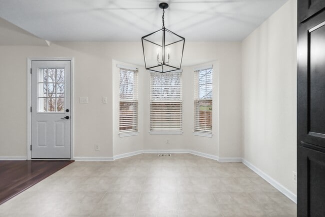 Building Photo - 3817 Roscommon Way