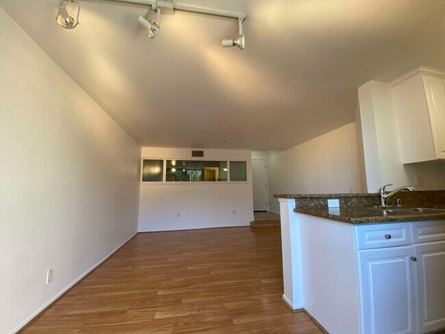 Building Photo - ***MOVE-IN SPECIAL 2 WEEKS FREE RENT***Fantastic 1 bed and 1 Bath with balcony and pool in Hollywood