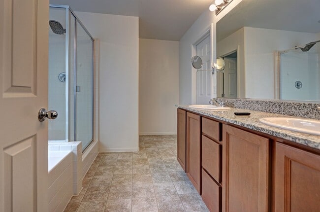 Building Photo - Immaculate 4 Bedroom Home