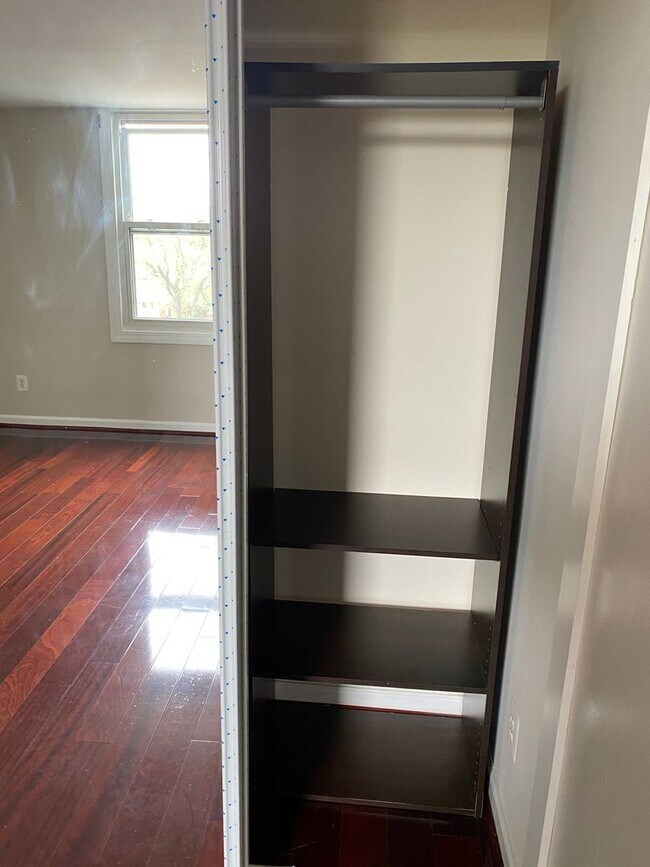 Building Photo - 1 Bedroom Condo With Den