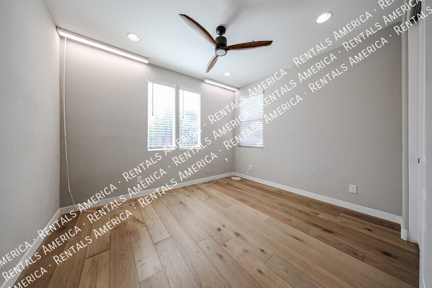 Building Photo - 1726 W Jeanine Dr