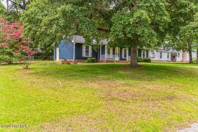 Building Photo - 210 Stillwood Dr