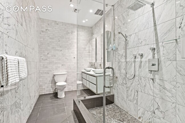 Building Photo - 20 E 17th St