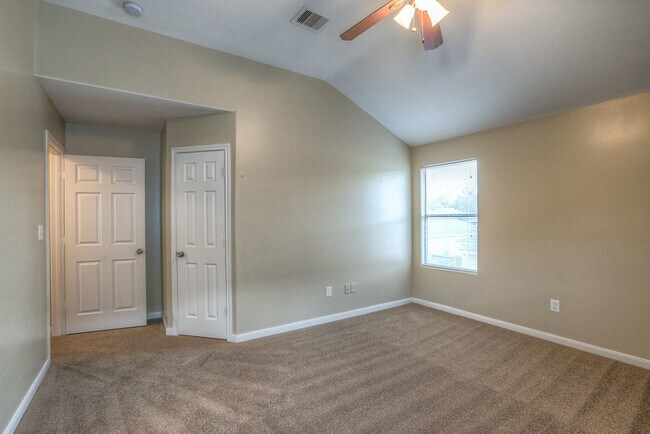 Building Photo - Beautiful Pine Landing Townhomes