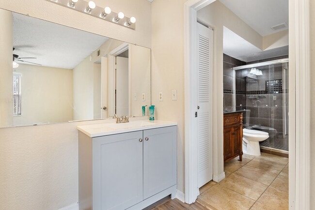 Building Photo - Venetian Place - 612