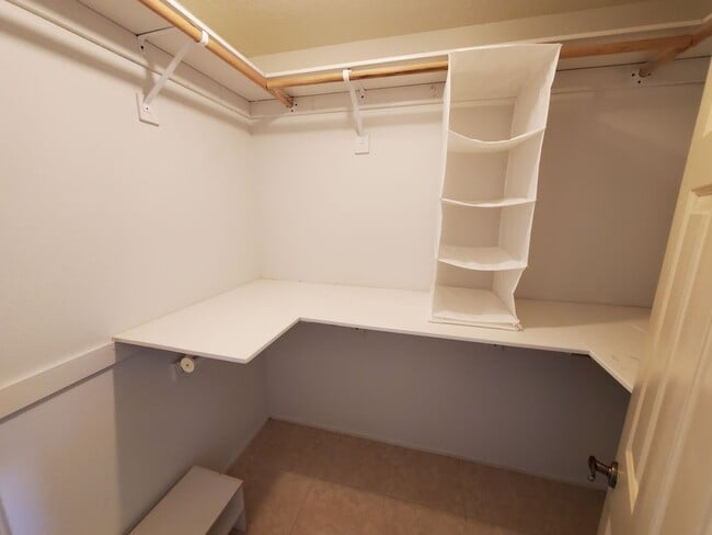 Building Photo - Beautiful Woodbridge/Lakeside Home for Lease!