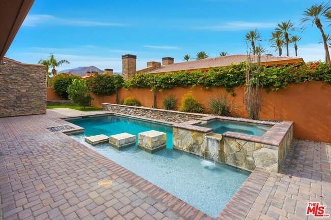 Building Photo - 50025-50021 Vía Aldea