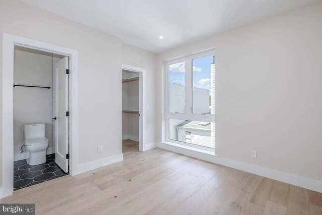 Building Photo - 722 Kenyon St NW