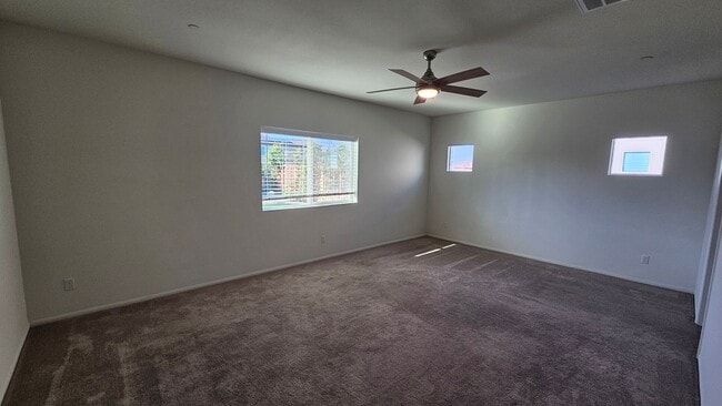 Building Photo - Modern 4 Bedroom Home in City in the Hills