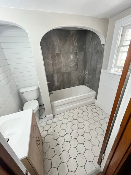 Building Photo - 896 Dan St