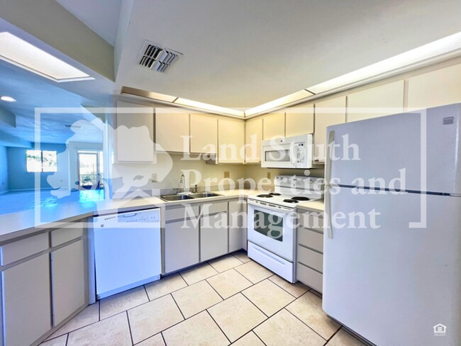 Building Photo - 707 Carpenters Way