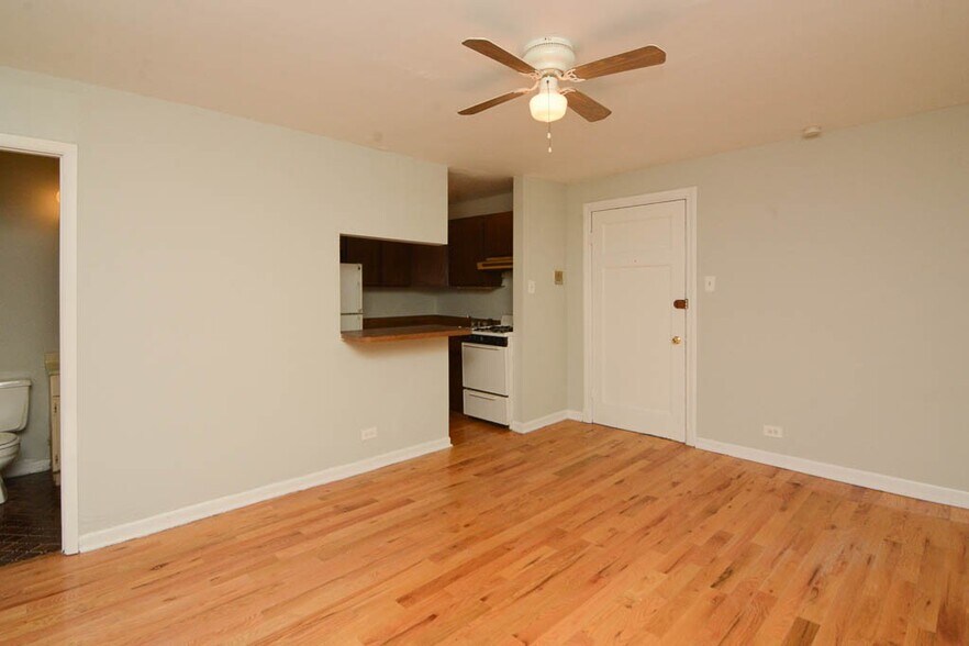 Building Photo - 840 W Wolfram St