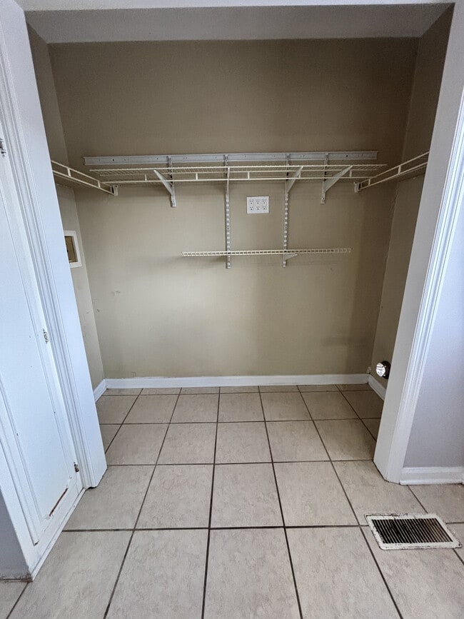 Building Photo - 2039 W Jefferson Pike