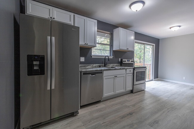 Building Photo - 5714 N Maple Ct