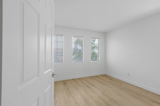 Building Photo - Gorgeous 3BD 2-Story Home in the Sorrento Community in Porter Ranch!