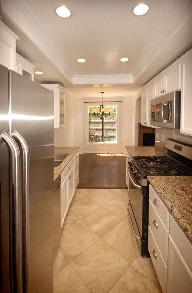 Building Photo - 13025 Moorpark St