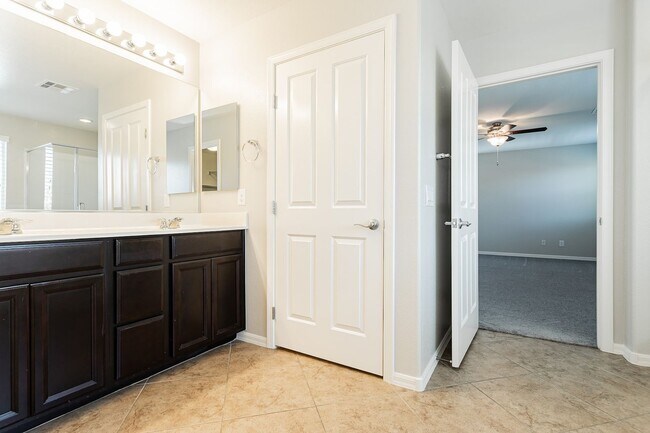 Building Photo - Exquisite 5 bedroom 4 bathroom home with fresh paint and new carpet waiting for you!