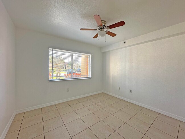 Building Photo - 151 SW Palm Dr
