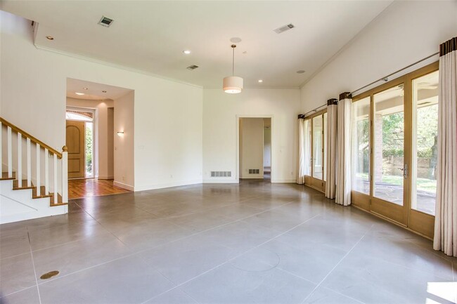 Building Photo - 6615 Willow Ln