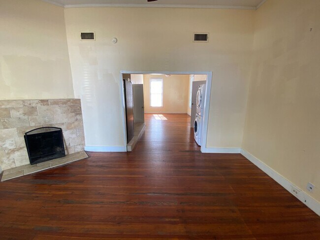 Building Photo - Charming & Updated 3 BR / 2 BA House Downtown & Walking Distance to the University of TX / Wood F...