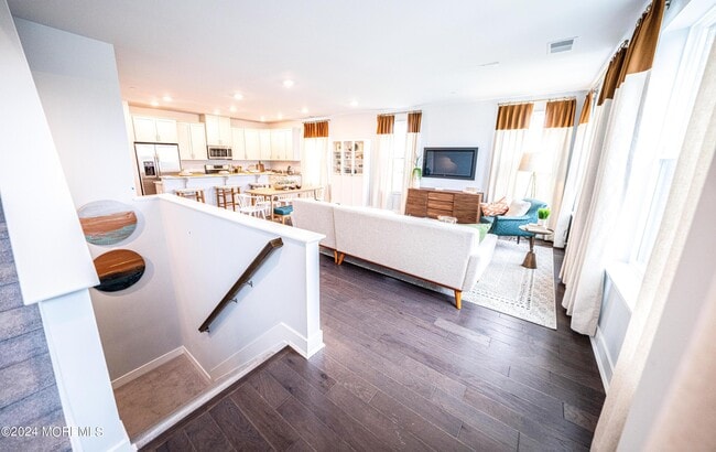 Building Photo - 4 Midway Rd S