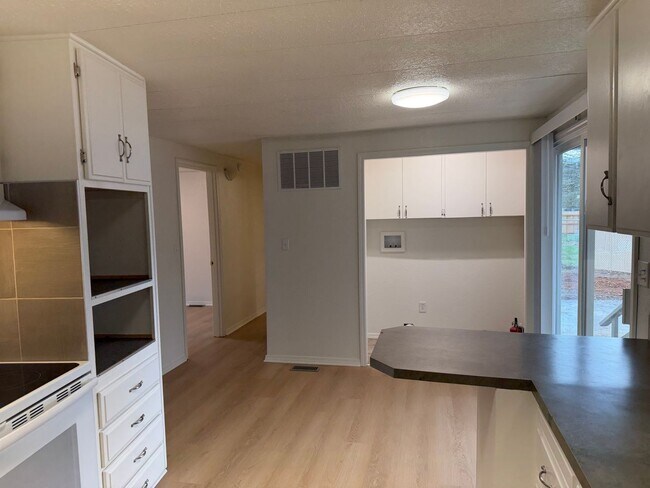 Building Photo - Updated 3 bedroom 2 bathroom house in Springfield!