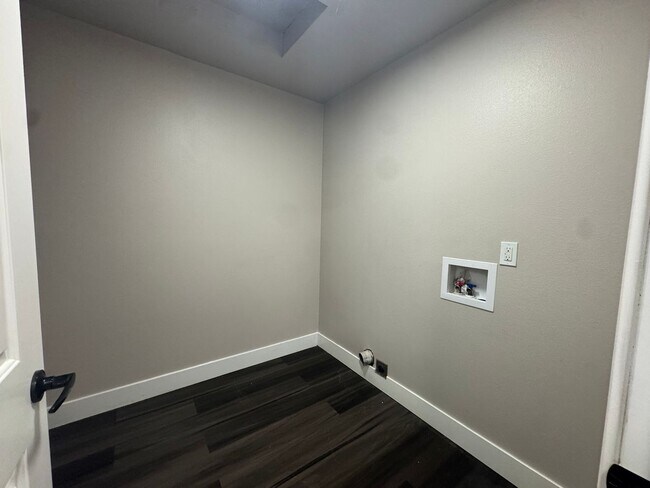 Building Photo - Modern 3 bedroom townhouse