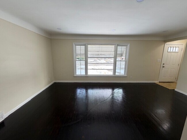 Building Photo - Charming 3 bedroom house for lease in Nice area