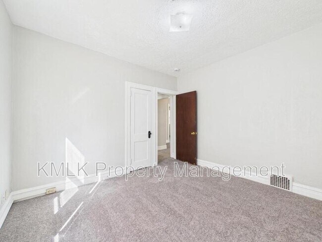 Building Photo - 533 Gage St