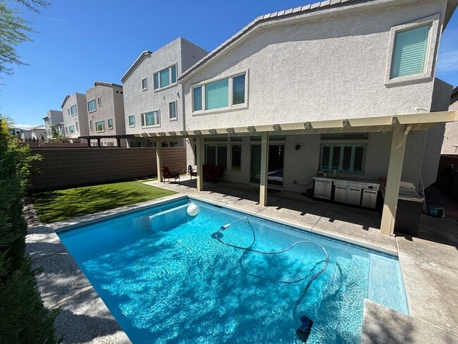 Building Photo - Contemporary 4Bed/3Bath/3 Car/+ Loft -residence located in the Silverado Ranch area