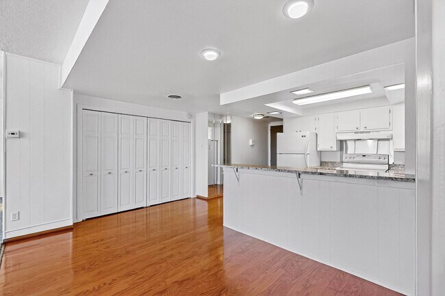 Building Photo - Art Deco Condo 1 Bedroom  1 Bath with cove...