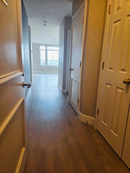 Building Photo - 100 Harborview Dr