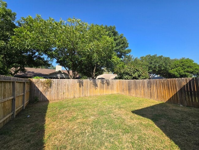 Building Photo - Walk to Historic Gruene! Fridge Included /...