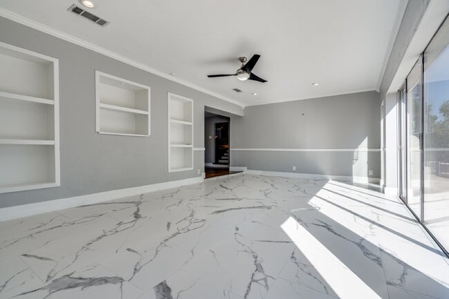 Building Photo - Garland Split Level