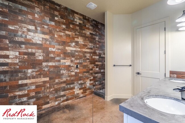 Building Photo - 4 Bedroom Luxury Home Near Sand Hollow