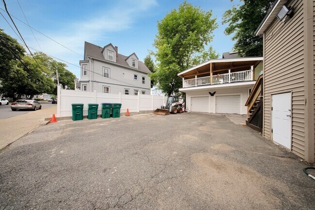 Building Photo - 533 Boston St