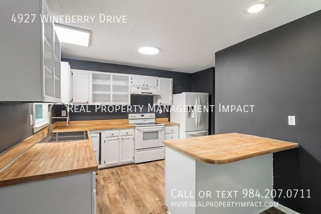 Building Photo - 4927 Wineberry Dr