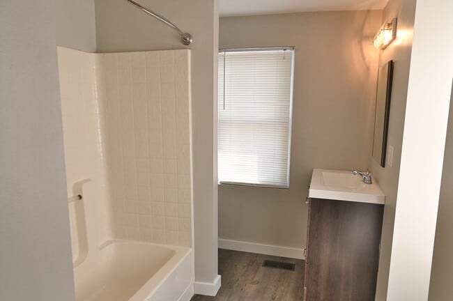 Building Photo - Eye-Catching 2 Bedroom in Heart of Midtown