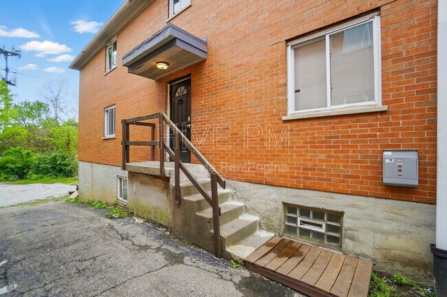 Building Photo - 39 Wuest St