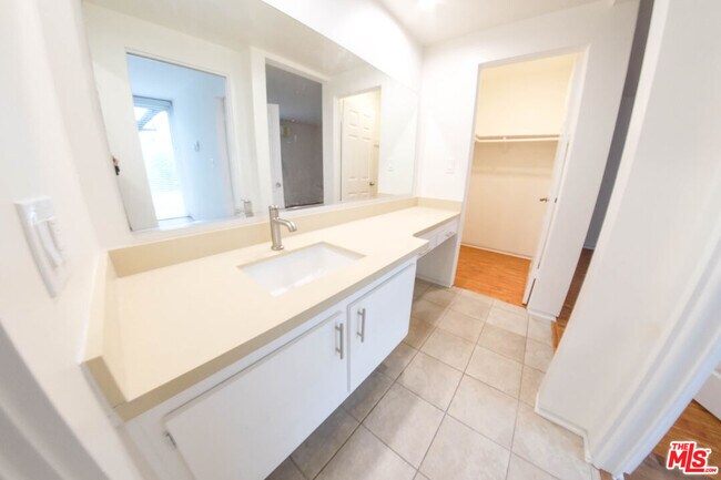 Building Photo - 7758 W 91st St