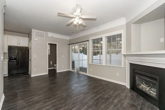 Building Photo - 546 Elm Ave