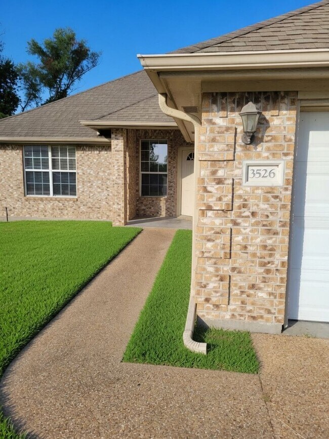 Building Photo - AUGUST 2026 PRE-LEASE!!  Adorable 4 Bedroom 2 Bathroom Home