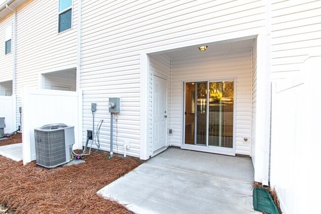 Building Photo - BEAUTIFUL 2 Bedroom Townhome in MIDLAND AVAILABLE JUNE 2026