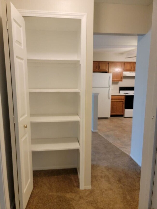 Building Photo - Charming unit in a quiet neighborhood