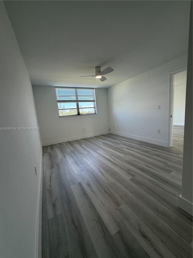 Building Photo - 2980 Point E Dr