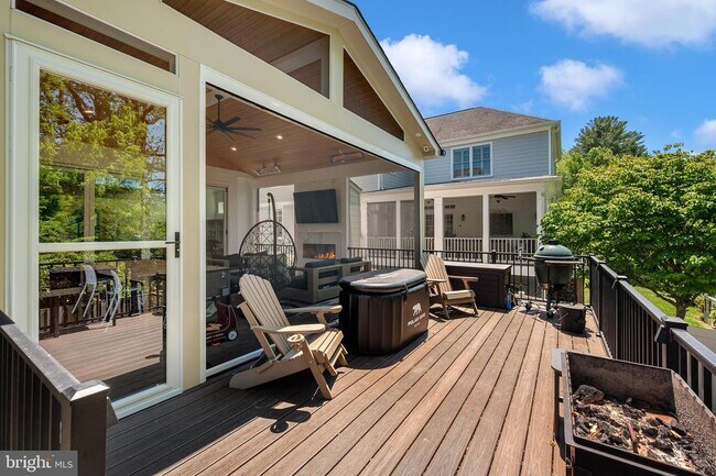 Building Photo - 7602 Holiday Terrace